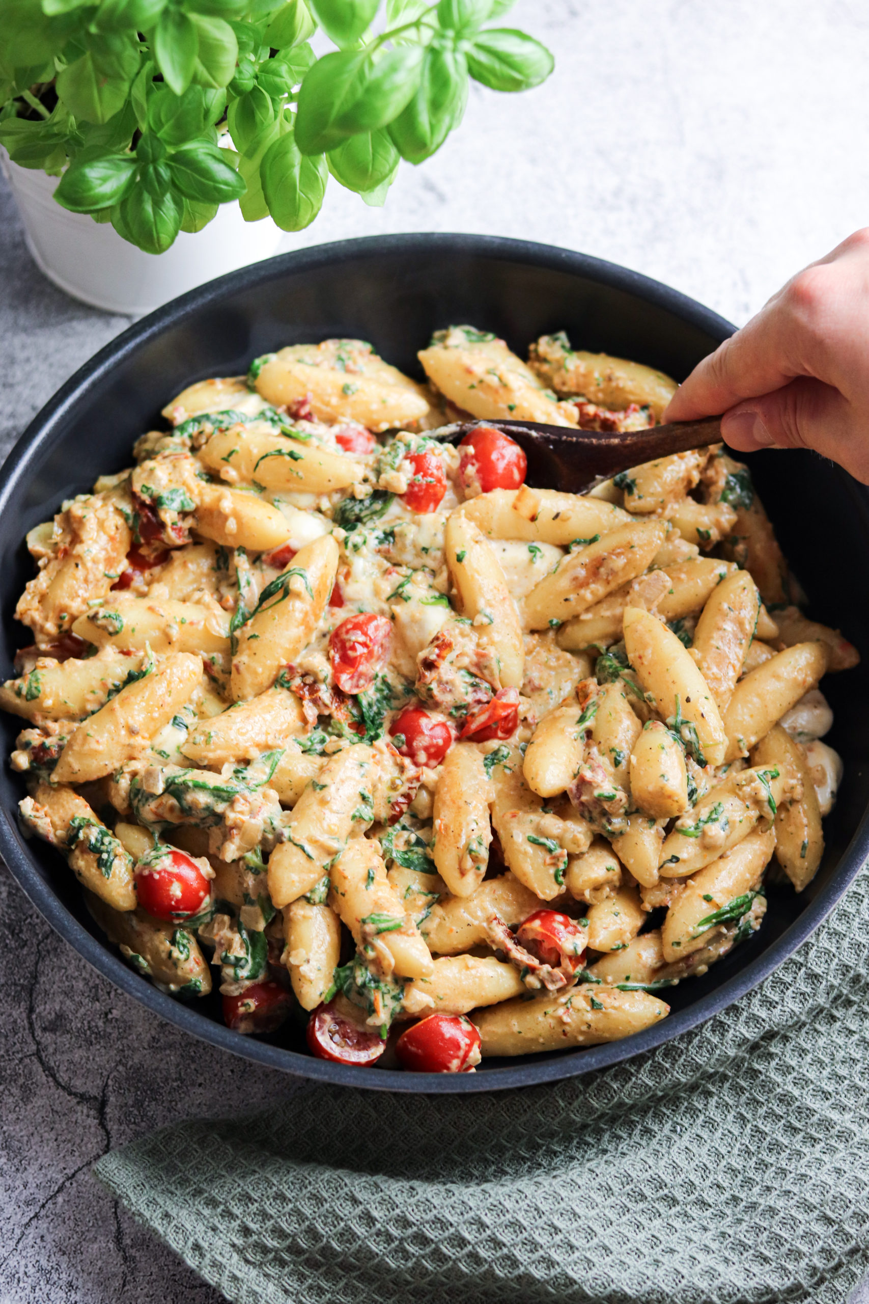 Cremige Schupfnudelpfanne Mit Spinat Und Tomaten - Liveandlaughagain